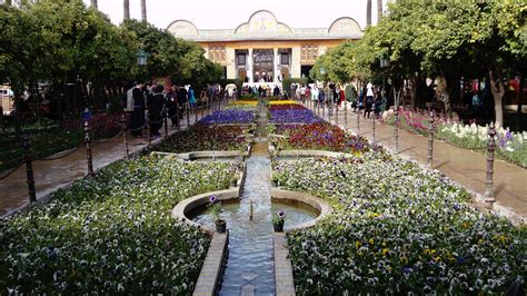  Secrets of the Persian Garden - A Lyrical Ode to Nature and an Ancient Wisdom Treasure